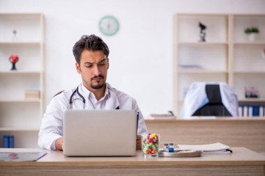 Klinikte çalışan genç bir doktor.