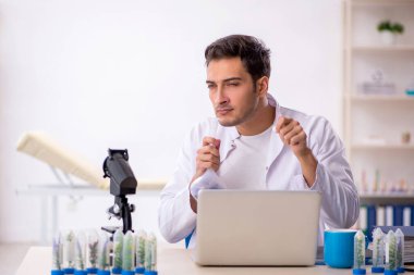 Genç kimyager uyuşturucu sentezi konsepti