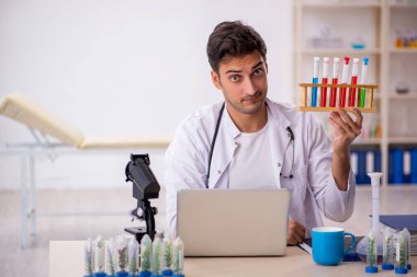 Genç kimyager uyuşturucu sentezi konsepti