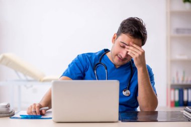 Hastanede çalışan genç bir doktor.