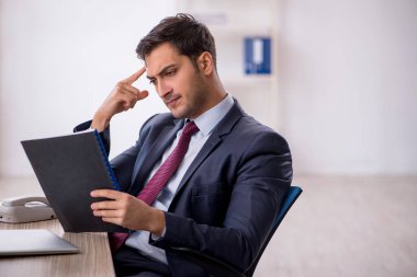 İş yerinde çalışan genç bir işadamı