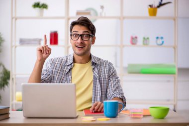 Salgın sırasında evden çalışan genç bir serbest çalışan.