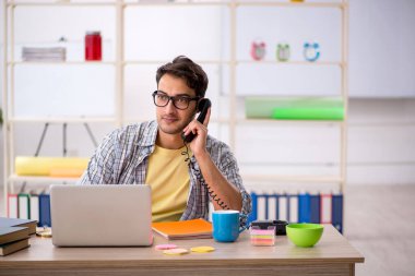 Salgın sırasında evden çalışan genç bir serbest çalışan.