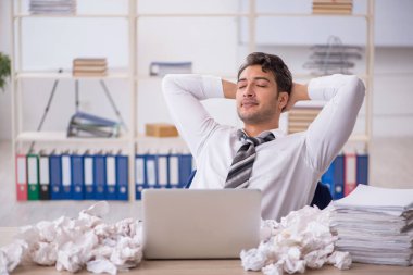 Beyin fırtınası konseptinde genç işadamı