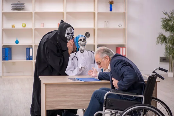 Paciente Sexo Masculino Cadeira Rodas Visitando Dois Médicos Diabólicos — Fotografia de Stock