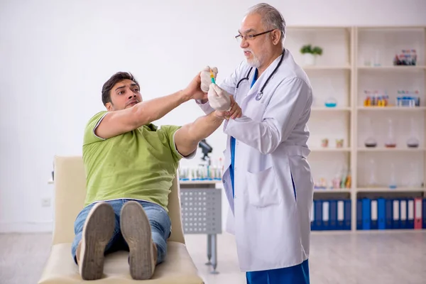 Jonge Patiënt Bezoekt Oude Arts Vaccinatieconcept — Stockfoto
