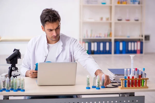 Young Chemist Drugs Synthesis Concept — Stock Photo, Image