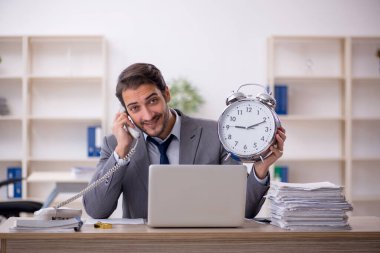 Zaman yönetimi konseptinde genç işadamı