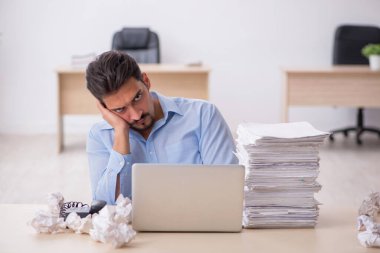 Genç işadamı ofiste yeni fikirleri reddediyor.