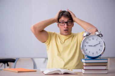 Zaman yönetimi konseptinde genç öğrenci