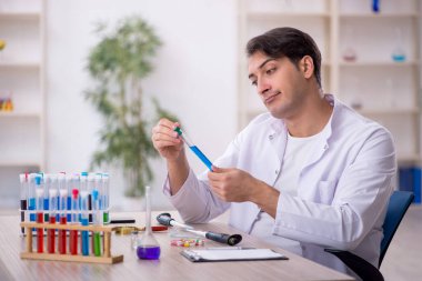 Laboratuvarda çalışan genç bir kimyager.