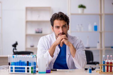 Laboratuvarda çalışan genç bir kimyager.