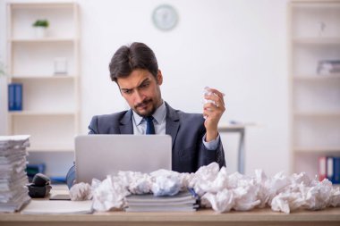 Beyin fırtınası konseptinde genç işadamı