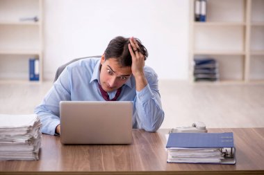 İş yerinde çalışan genç bir işadamı