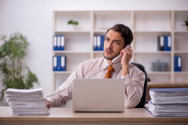 Genç işadamı aşırı işten memnun değil.