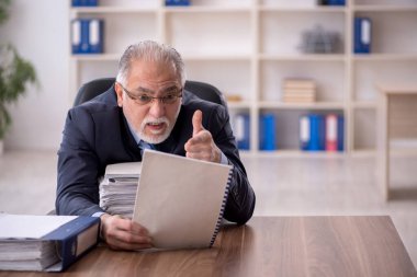 Ofiste çalışan eski bir işadamı.