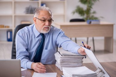 Ofiste çalışan eski bir işadamı.