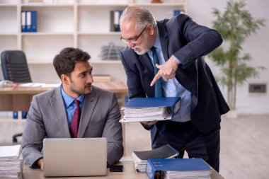 İş yerinde çalışan iki erkek arkadaş.