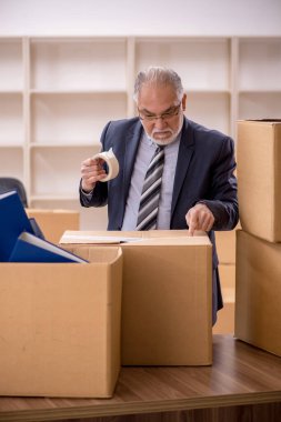 Ofis taşıma konseptinde eski bir işadamı