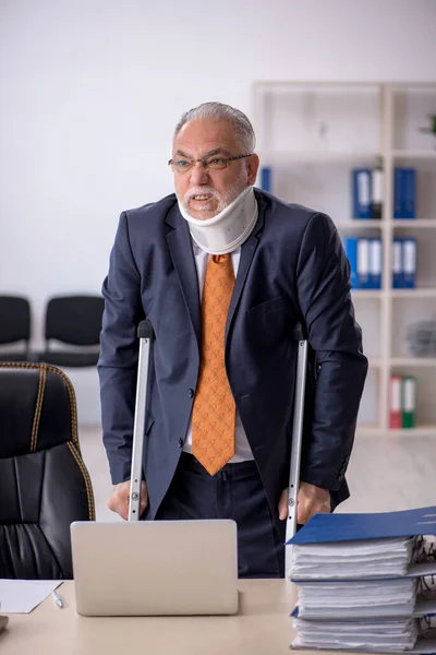 Old Businessman Employee Accident Workplace — Stock Photo, Image