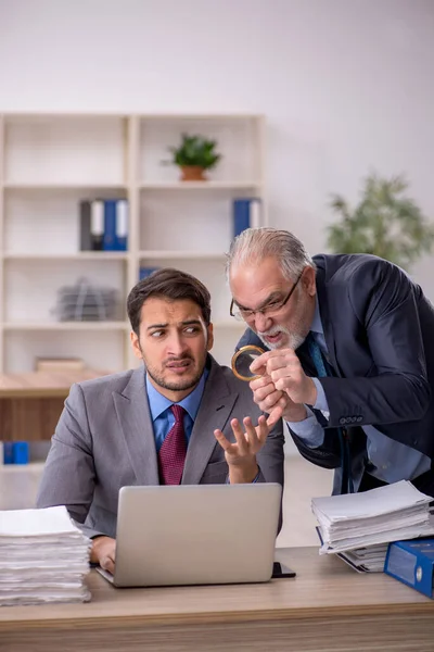 Two Male Colleagues Working Workplace — Stock Photo, Image