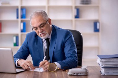 Ofiste çalışan eski bir işadamı.