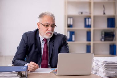 Ofiste çalışan eski bir işadamı.