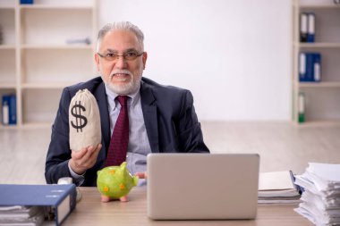 Eski patron maaş konsepti çalışanı.