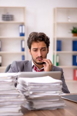 Genç işadamı ofisteki aşırı işten memnun değil.