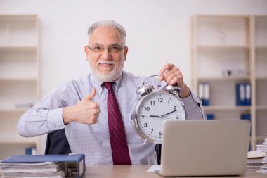 Zaman yönetimi konseptinde eski patron çalışanı