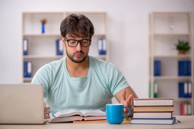 Sınıfta sınava hazırlanan genç bir öğrenci.