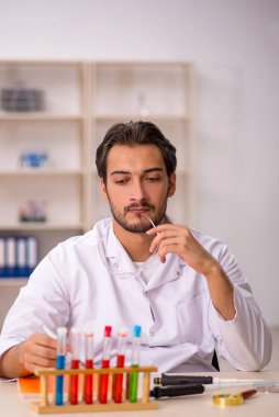 Laboratuvarda çalışan genç bir kimyager.