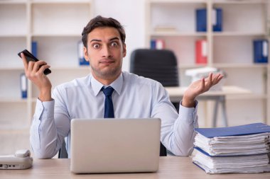 İş yerinde çalışan genç bir işadamı