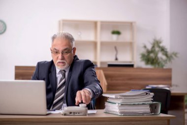 İş yerinde çalışan eski patron.