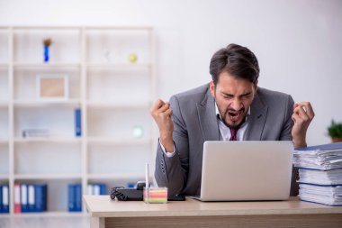 İş yerinde çalışan genç bir işadamı