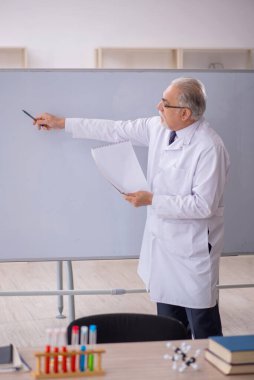 Sınıftaki eski kimya öğretmeni.