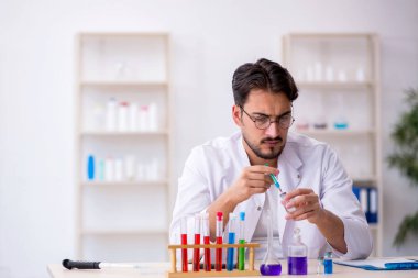 Laboratuvarda çalışan genç bir kimyager.