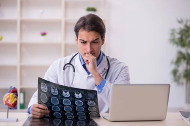 Klinikte çalışan genç bir erkek radyolog.
