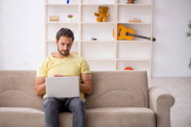 Genç öğrenci salgın sırasında evde çalışıyor.