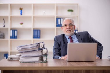 İş yerinde çalışan eski patron.