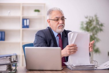 İş yerinde çalışan eski patron.