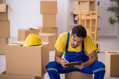 Genç müteahhit evde yer değiştiriyor.