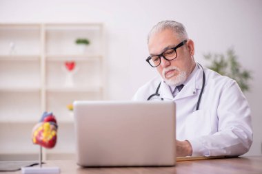 Teletıp konseptinde yaşlı bir doktor.