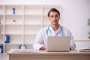 Teletıp konseptinde genç doktor