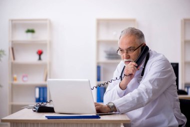 Teletıp konseptinde yaşlı erkek doktor