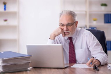 Eski bir işadamı ve ofiste çok fazla iş var.