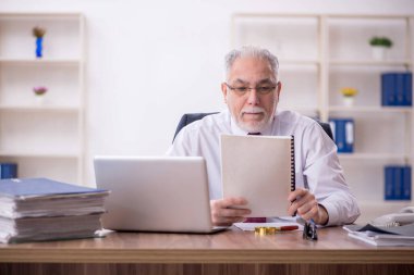 Eski bir işadamı ve ofiste çok fazla iş var.