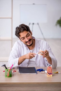 Klinikte çalışan genç bir dişçi.