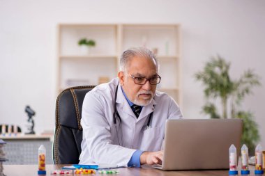 Uyuşturucu sentezi konseptinde yaşlı doktor eczacı.