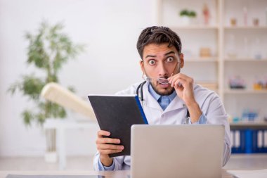 Klinikte çalışan genç bir doktor.